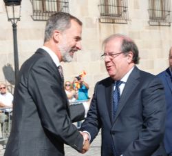 Su Majestad el Rey, a su llegada al Convento-Casa Natal de Santa Teresa de Jesús, recibe el saludo del presidente de la Junta de Castilla y León, Juan