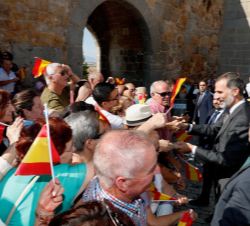 Don Felipe recibe el saludo de las personas que le esperaban a su llegada