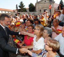 Don Felipe recibe el saludo de las personas que le esperaban a su llegada