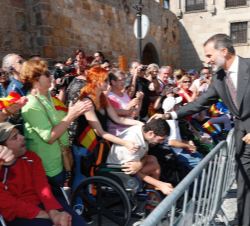 Don Felipe recibe el saludo de las personas que le esperaban a su llegada