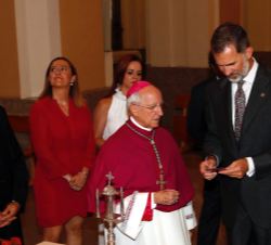 Don Felipe conversa con el obispo de Ávila, Jesús García Burillo, en el inerior del Presbiterio