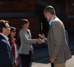 Su Majestad el Rey recibe el saludo de la presidenta de las Cortes de Aragón, Violeta Barba