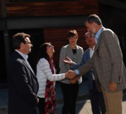 Su Majestad el Rey recibe el saludo de la delegada del Gobierno en la Comunidad Autónoma de Aragón, María Carmen Sánchez