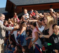 Don Felipe recibe el saludo del público antes de entrar en el Centro de Visitantes del Parque Nacional
