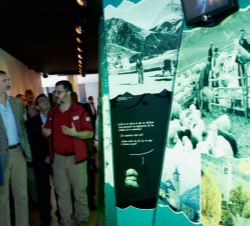 Don Felipe durante el recorrido a las instalaciones