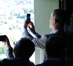 Don Felipe toma una foto de las vistas que se pueden ver en el Centro de Visitantes del Parque Nacional