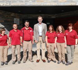 Don Felipe junto al director y empleados del Centro de Visitantes del Parque Nacional