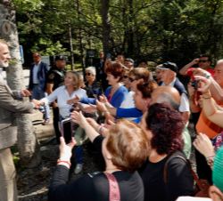 Su Majestad el Rey recibe el saludo del público a su llegada a "la Pradera de Ordesa"