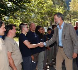 Don Felipe es saludado por los forestales y guías del Parque Nacional