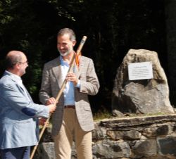 Don Felipe recibe un bastón de montaña de manos del presidente de Aragón tras descubrir la placa conmemorativa 