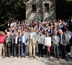 Fotografía de grupo de Su Majestad el Rey con los miembros de la Comisición para la conmemoración del centenerio del Parque Nacional, representantes d