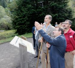 Su Majestad el Rey recibe explicación en un punto de información de la Senda de la Pradera