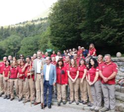 Su Majestad el Rey acompañado por un grupo de trabajadores del Parque Nacional