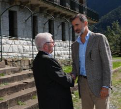 Su Majestad recibe el saludo del vicepresidente de la Comisión para la conmemorración del centenario, José María Mur