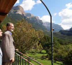 Don Felipe observa las magníficas vistas que se ven desde el antiguo Parador de Ordesa