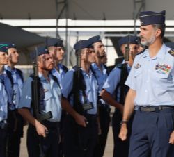 Su Majestad el Rey pasa revista a la fuerza que le rendía Honores de Ordenanza