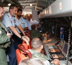 Su Majestad el Rey en el interior de un avión P-3M Orión del Grupo 22