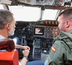 Su Majestad el Rey en la cabina de un avión P-3M Orión del Grupo 22