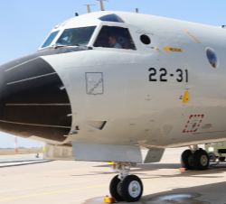 Su Majestad el Rey en la cabina de un avión P-3M Orión del Grupo 22