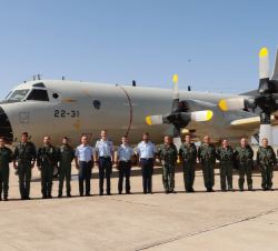 Fotografía de grupo de Su Majestad el Rey con la tripulacion del P-3M Orión