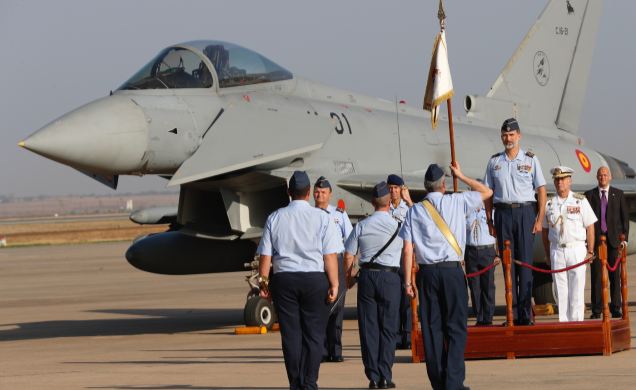 Su Majestad el Rey recibe Honores de Ordenanza, a su llegada a la Base Aérea de Morón