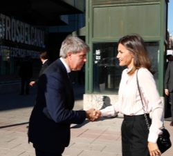 Su Majestad la Reina recibe el saludo del presidente de la Comunidad de Madrid, Ángel Garrido