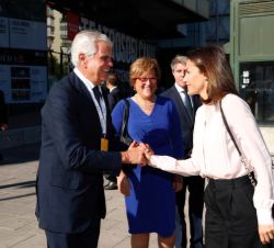 Su Majestad la Reina recibe el saludo del presidente de la Asociación Española contra el Cáncer (AECC) y de su Fundación Científica, Ignacio Muñoz