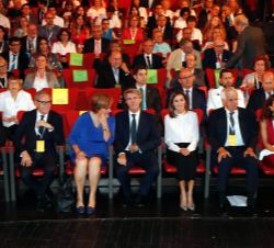 Su Majestad la Reina  junto con el resto de personalidades y autoridades en la primera fila de asientos