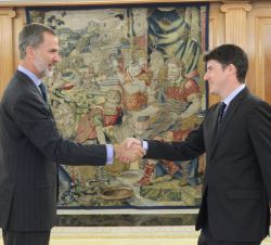 Don Felipe recibe el saludo de uno de los nuevos Ingenieros Industriales del Estado