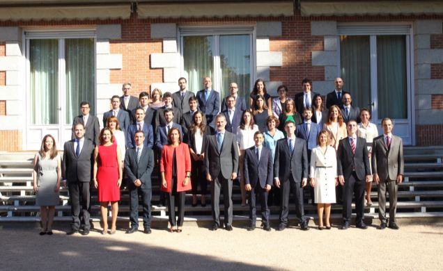 Su Majestad el Rey junto la última promoción de ingenieros Industriales del Estado