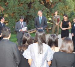 Su Majestad el Rey conversa con los participantes en la XV edición del programa de jóvenes líderes iberoamericanos