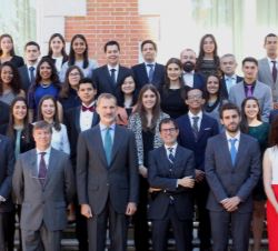 Foto de grupo de Su Majestad el Rey con los participantes en la XV edición del programa de jóvenes líderes iberoamericanos de la Fundación Carolina