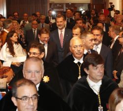 Su Majestad el Rey acompaña al Cortejo Académico para acceder al Paraninfo de la Universidad