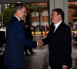 Su Majestad el Rey recibe el saludo del presidente de la Generalitat Valenciana, Ximo Puig