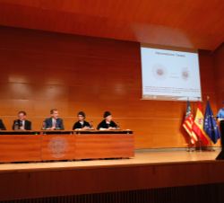 Su Majestad el Rey durante la lección magistral del catedrático y director del Instituto Interuniversitario de Investigación de Reconocimiento Molecul