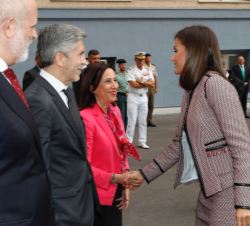 Su Majestad la Reina recibe el saludo de la ministra de Defensa, Margarita Robles Fernández