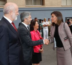 Su Majestad la Reina recibe el saludo del ministro del Interior, Fernando Grande-Marlaska Gómez