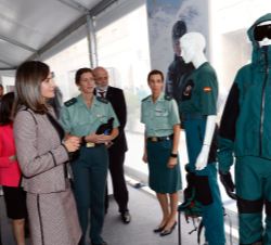 Su Majestad la Reina durante el recorrido por la exposición "La mujer en la Guardia Civil"
