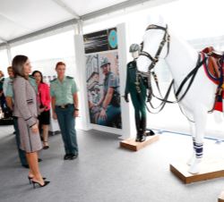 Su Majestad la Reina durante el recorrido por la exposición "La mujer en la Guardia Civil"