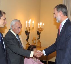 Su Majestad el Rey recibe el saludo del Duque de Soria, Carlos Zurita