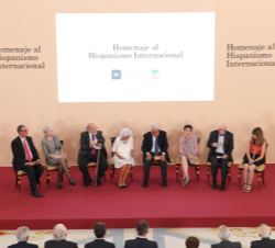 Su Majestad el Rey durante el conversatorio entre los hispanistas que dirigieron cada una de las 8 mesas de debate sobre hispanismo internacional