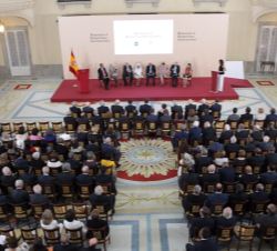 Vista general de la sala durante el conversatorio entre los hispanistas que dirigieron cada una de las 8 mesas de debate sobre hispanismo internaciona