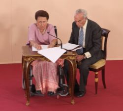 Su Alteza Real la Infanta Doña Margarita durante su intervención, acompañada por el Duque de Soria 