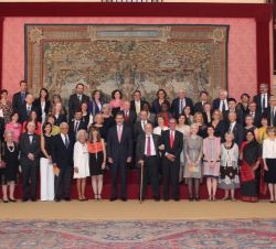 Fotografía de grupo de Su Majestad el Rey con los hispanistas