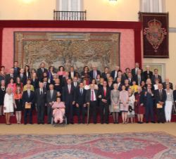 Fotografía de grupo de Su Majestad el Rey con los hispanistas y las autoridades asistentes al acto