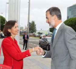Su Majestad el Rey recibe el saludo de la ministra de Industria, Comercio y Turismo, Reyes Maroto