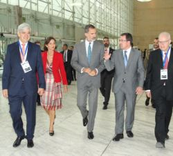 Don Felipe accede al interior del Palacio Municipal de Congresos del Campo de las Naciones acompañado por las autoridades que le han recibido