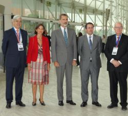 Don Felipe junto a la a ministra de Industria, Comercio y Turismo, Reyes Maroto; el presidente de la Asociación Española para la Calidad, Miguel Udaon