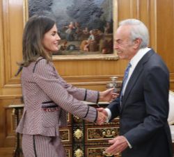 Su Majestad la Reina recibe el saludo del presidente de la Fundación Amigos del Museo del Prado, el Duque de Soria, Carlos Zurita Delgado