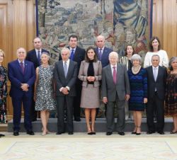 Su Majestad la Reina junta a la comisión de pintura virreinal del Museo Nacional del Prado y miembros de la Fundación Amigos del Museo del Prado